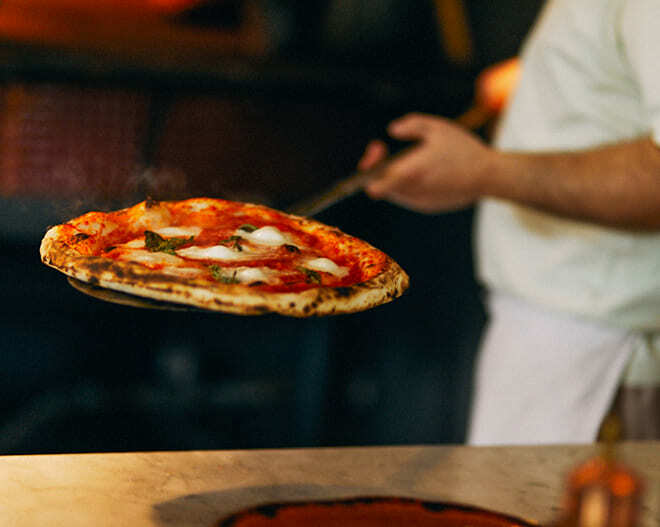 Pizza Margherita kommt frisch aus dem Ofen