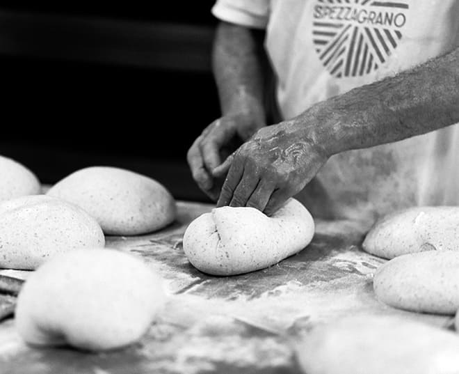Hände formen Teiglinge für neapolitanische Pizza